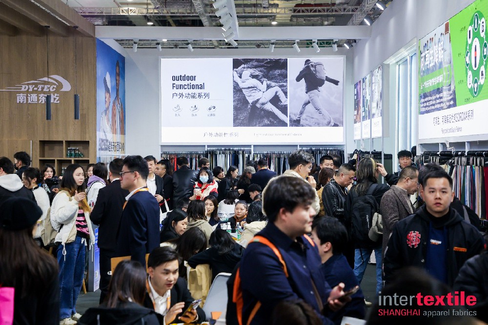  广州纺织工贸集团举办纺织主题展 视觉长卷绘写羊城70年纺织史